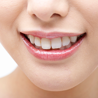 白い歯、綺麗に並んだ歯、自慢したくなる歯で笑顔を作ります。
